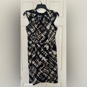 Ann Taylor Black and White Abstract Fitted Dress. Size 2.